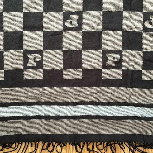 PINK Victoria’s Secret Blanket Scarf - Picture 3 of 4